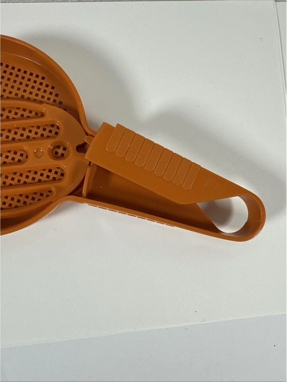 VintageTupperware Sift-it Paddle Harvest Orange Flour/Powdered Sugar Sifter